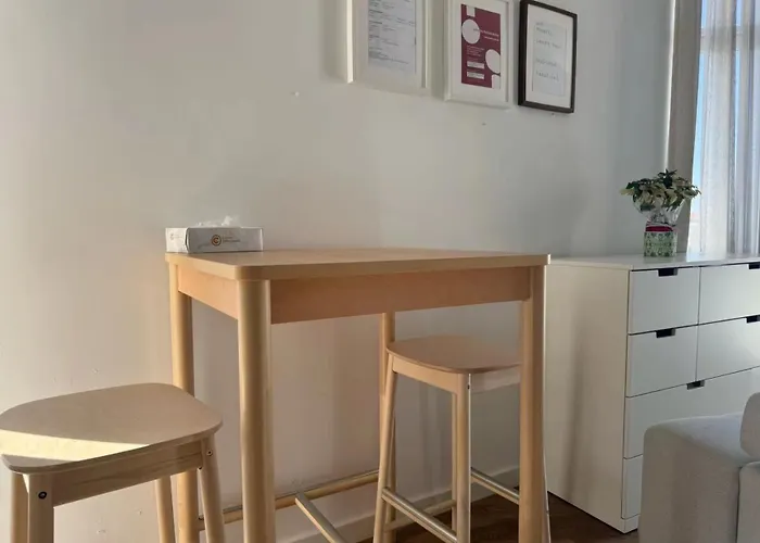 Comfy Near Metro & Airport ホームステイ *