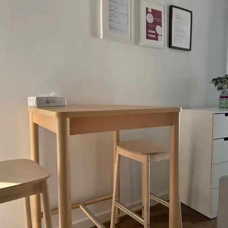 Comfy Near Metro & Airport בית אירוח *